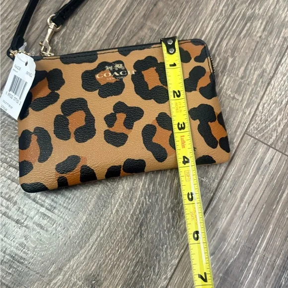 Coach wristlet / wallet in Cheetah print NWT from pet and smoke free home - Picture 15 of 15